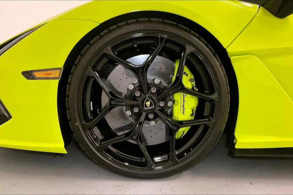 2025 Lamborghini Revuelto Base - Photo 17