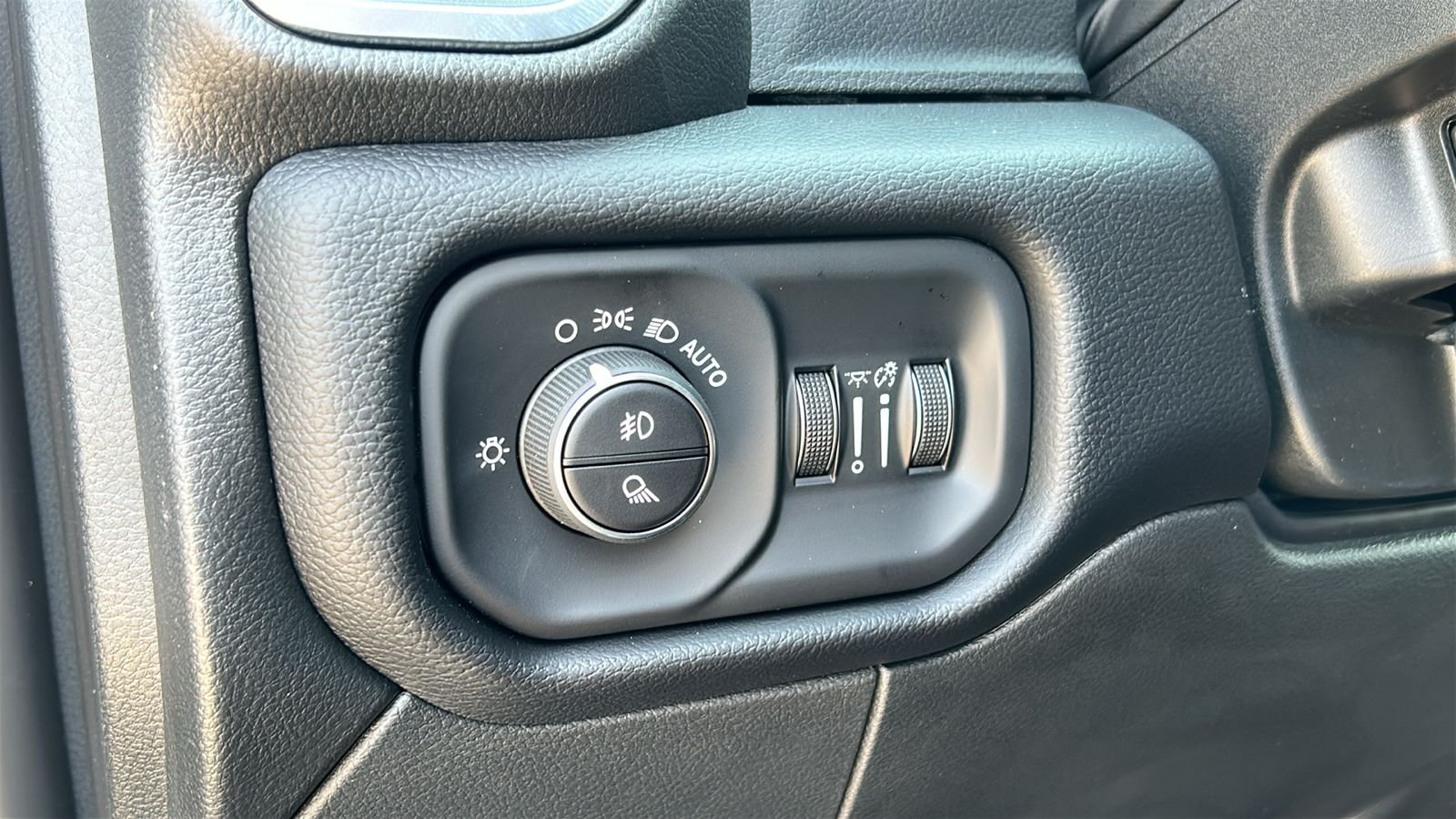 New 2026 Ceramic Gray Clear-Coat Exterior Paint RAM Laramie image 21