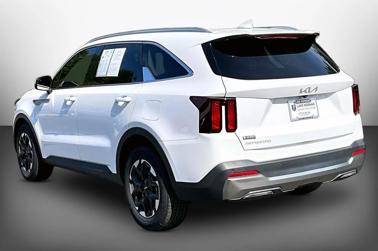 Used 2025 White Kia S image 6