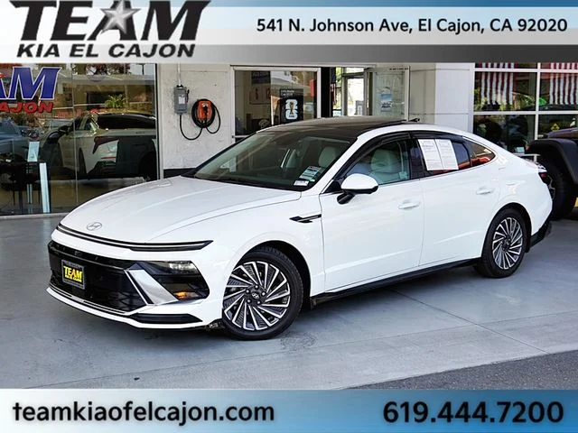 Used 2024 White Hyundai Limited image 1