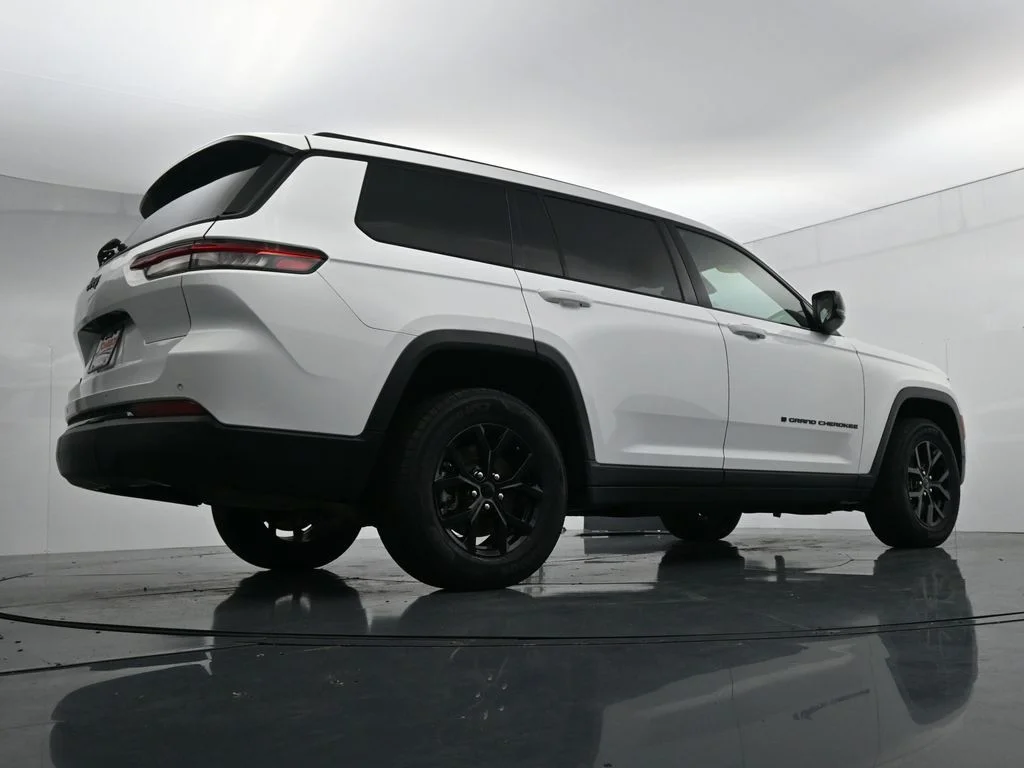 Used 2024 White Jeep Altitude image 33