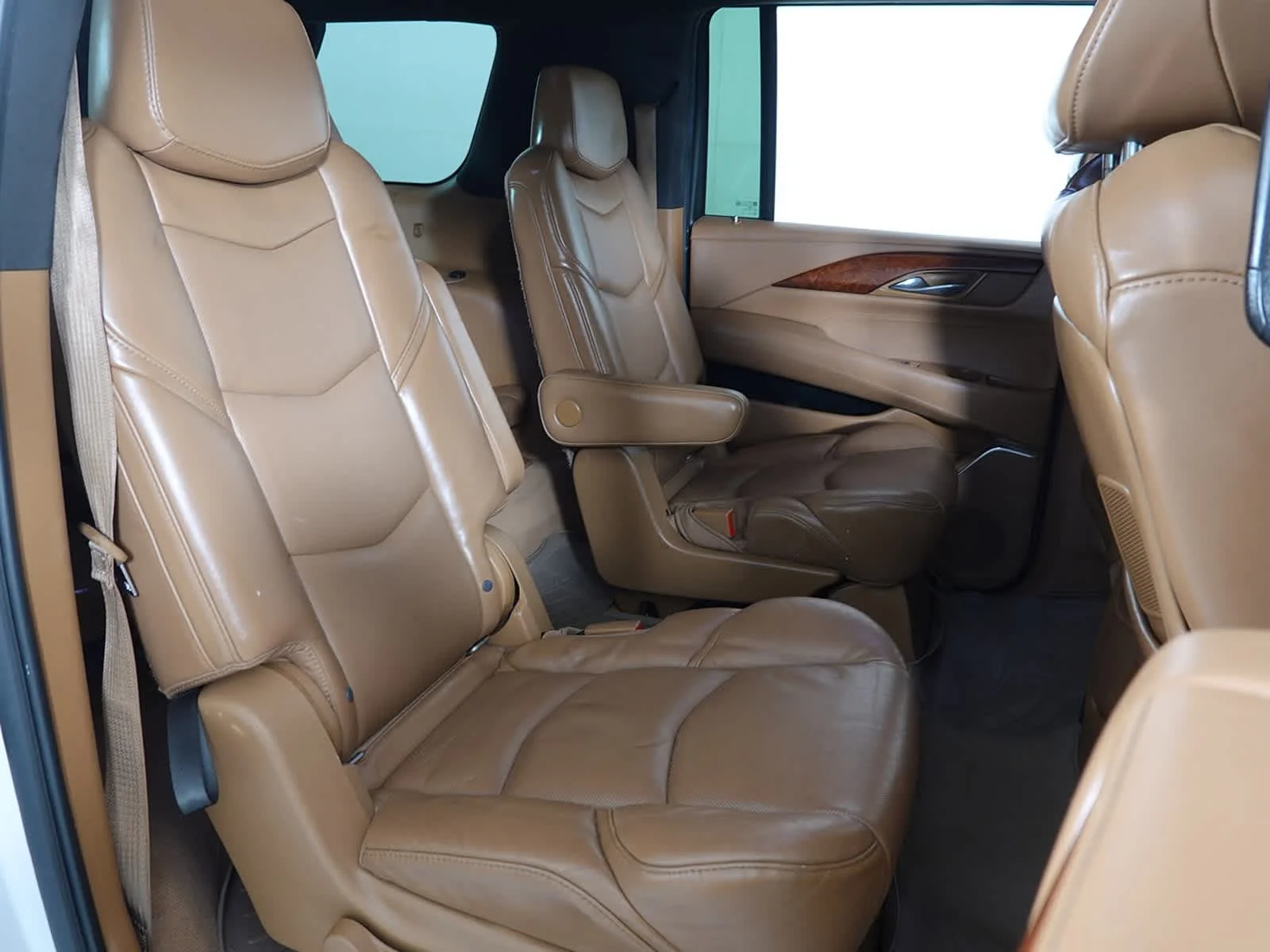 Used 2017 Crystal White Tricoat Cadillac Platinum image 16