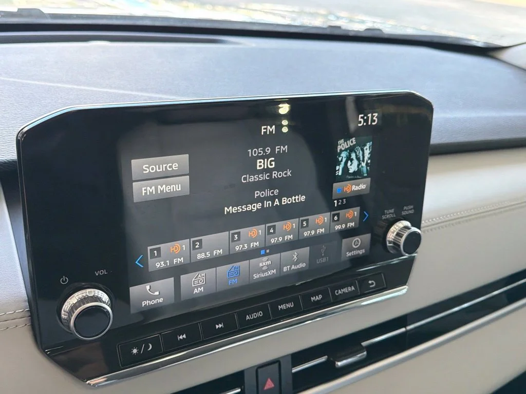 Used 2022 Silver Mitsubishi SEL image 7