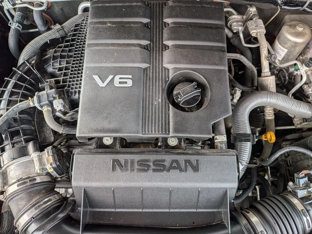 Used 2022 Red Nissan S image 13