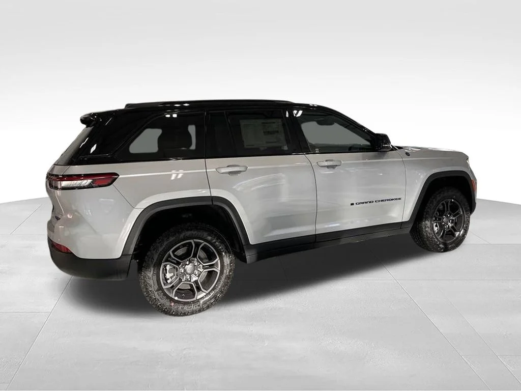 New 2024 Silver Zynith Exterior Paint Jeep Trailhawk 4xe image 4