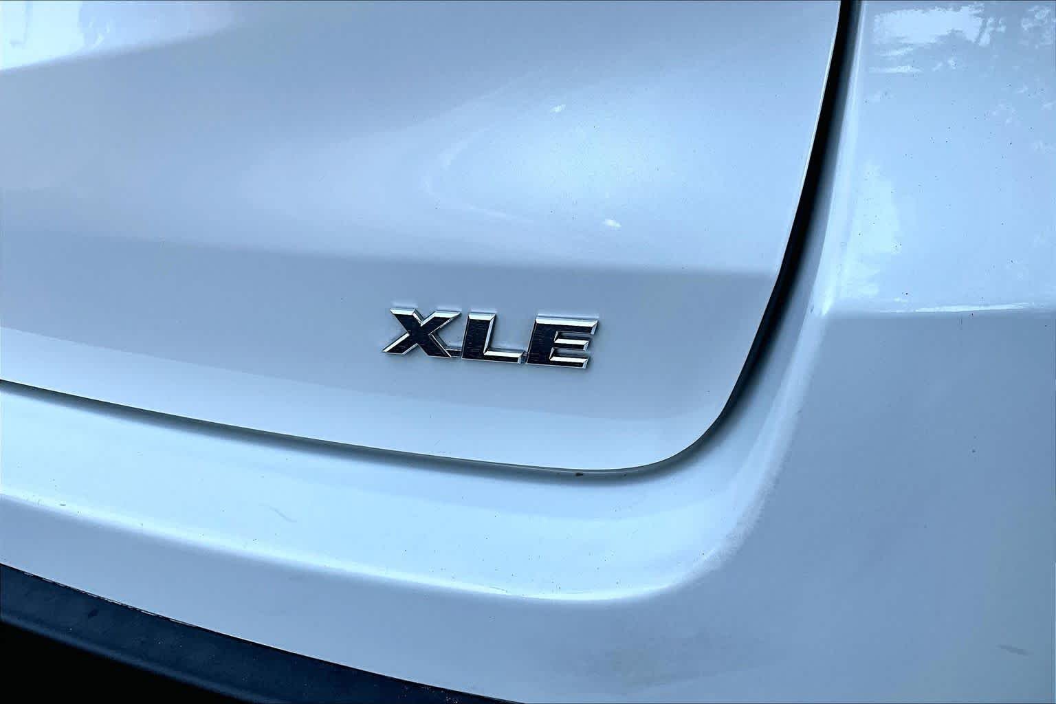Used 2017 Blizzard Pearl Toyota XLE image 10