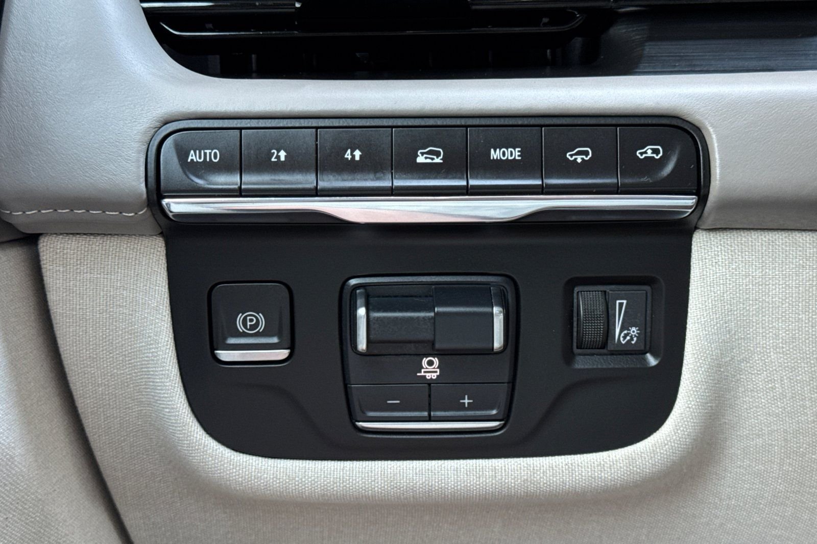 Used 2024 White Cadillac Sport Platinum image 35