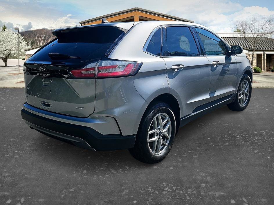Used 2022 Silver Metallic Ford SEL image 5