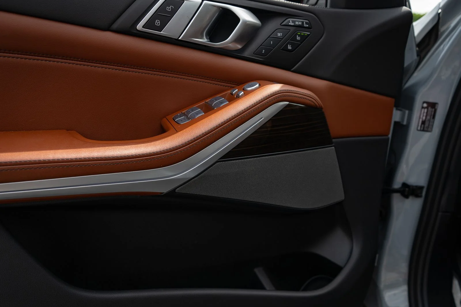 Used 2023 Gray BMW M60i image 32