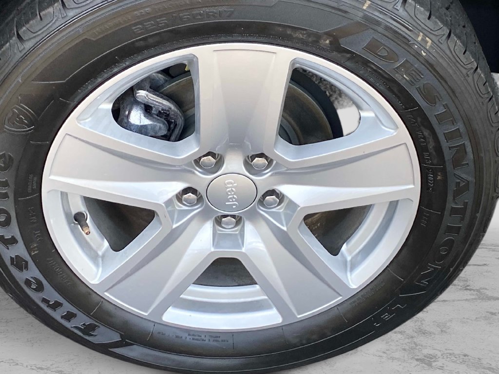 Used 2022 Black Jeep Latitude image 26