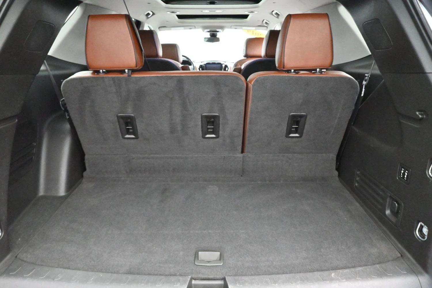 Used 2019 IRIDESCENT PEARL TRICOAT Chevrolet High Country image 10