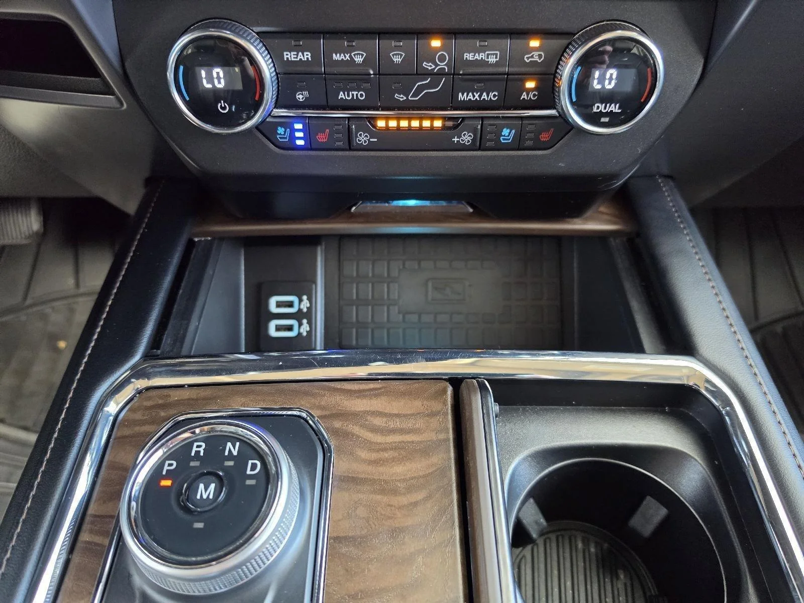 Used 2019 White Platinum Metallic Tri-Coat Ford Platinum image 35