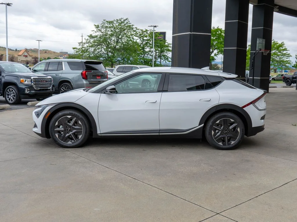 New 2026 Glacial White Pearl Kia LIGHT image 4