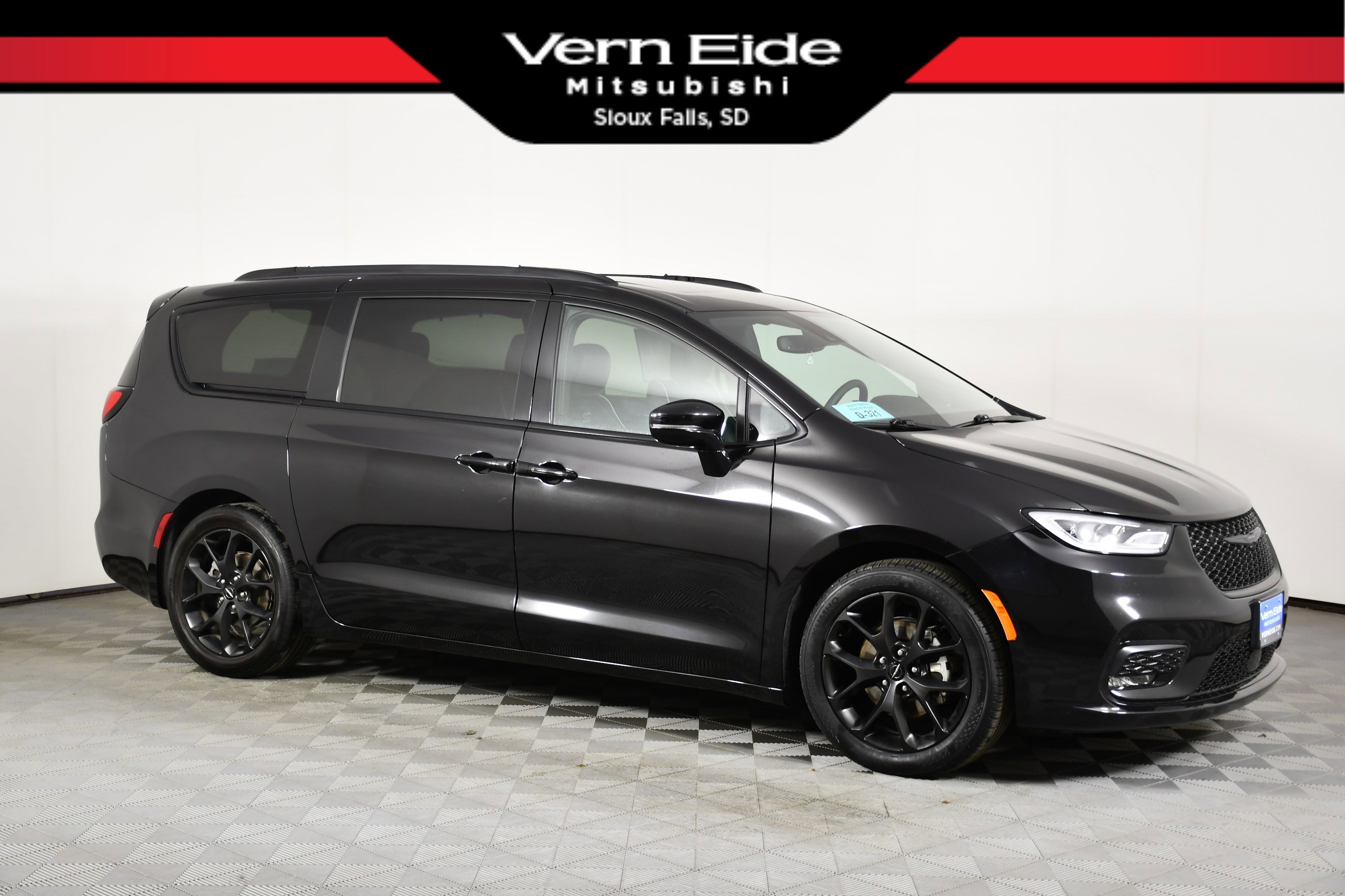 2025 Chrysler Pacifica Limited's photo