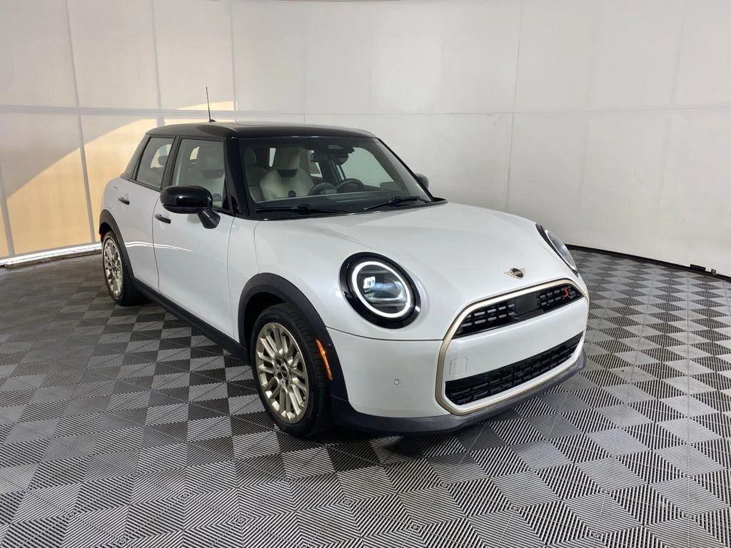 Used 2025 White Metallic MINI Signature Plus image 17