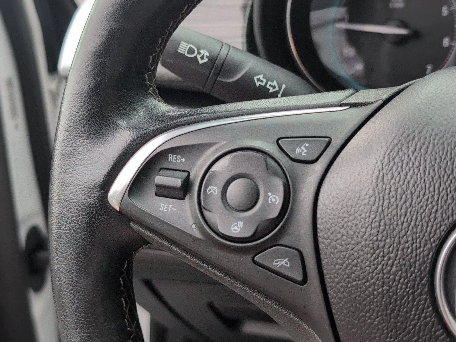 Used 2018 SUMMIT WHITE Buick Essence image 30