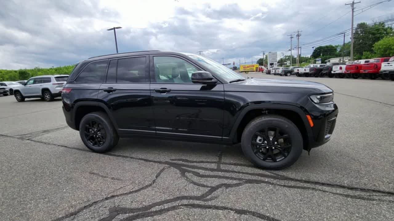 New 2026 Diamond Black Crystal Pearlcoat Jeep Laredo Altitude image 2