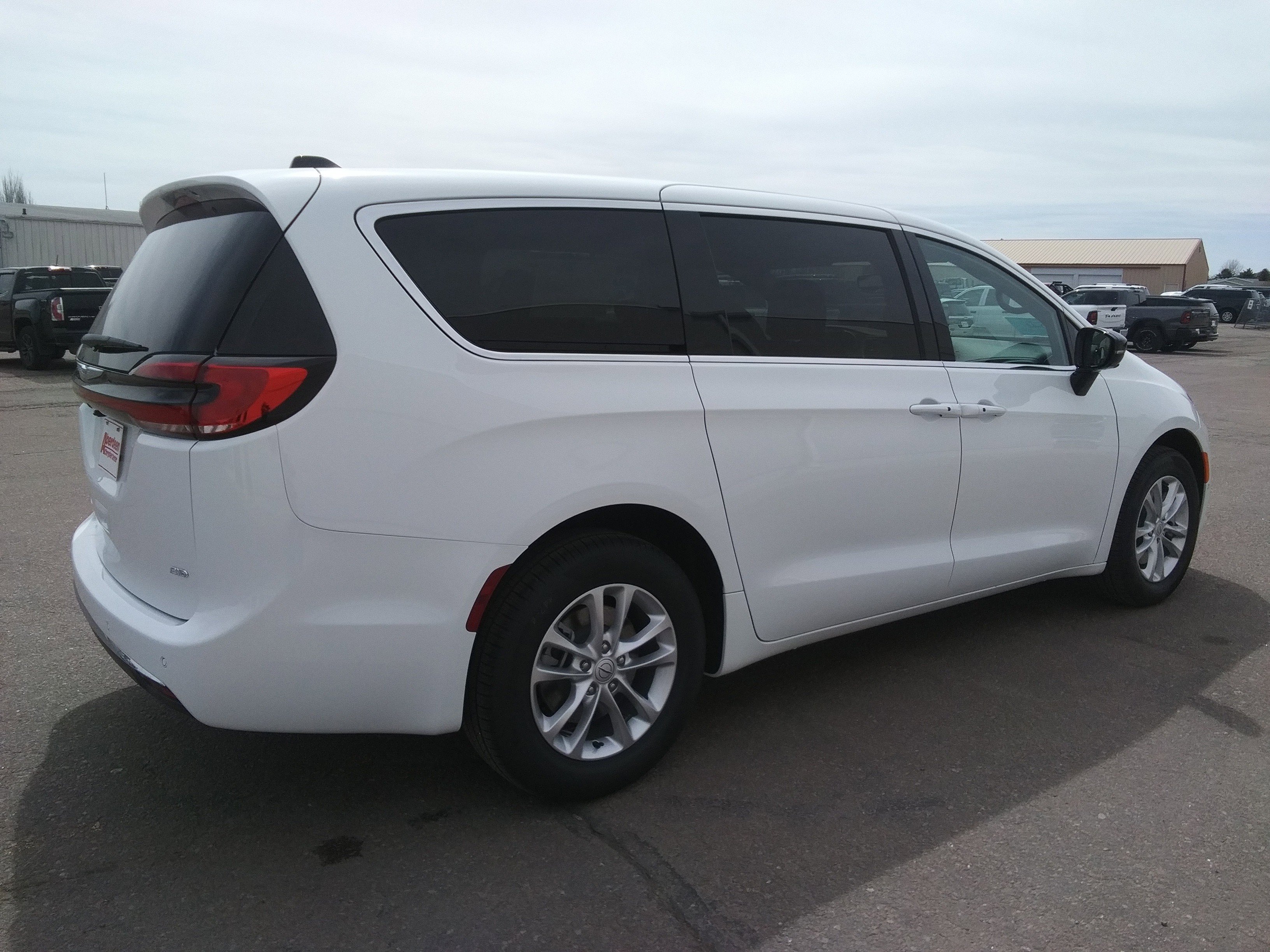 New 2026 Bright White Clear-Coat Exterior Paint Chrysler Select image 5