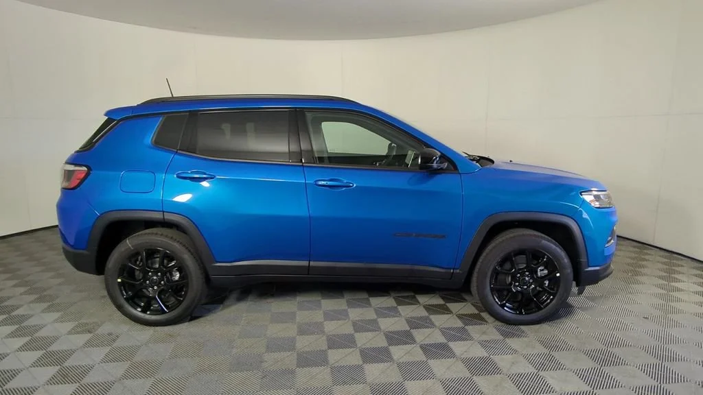 New 2026 Hydro Blue Pearl-Coat Exterior Paint Jeep Latitude Altitude image 3