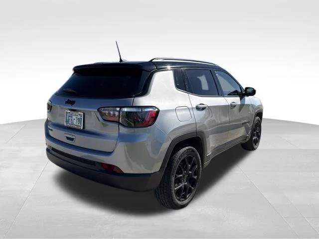 Used 2024 Silver Jeep Latitude image 3
