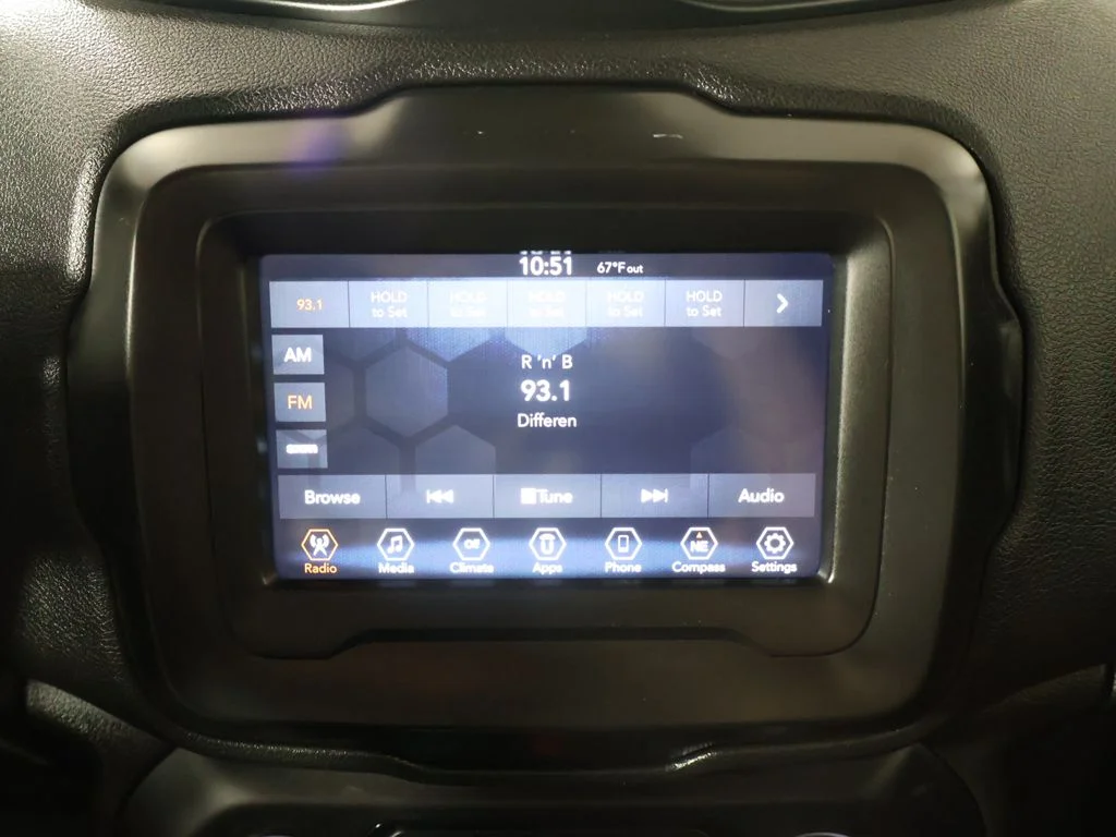 Used 2018 White Jeep Latitude image 39