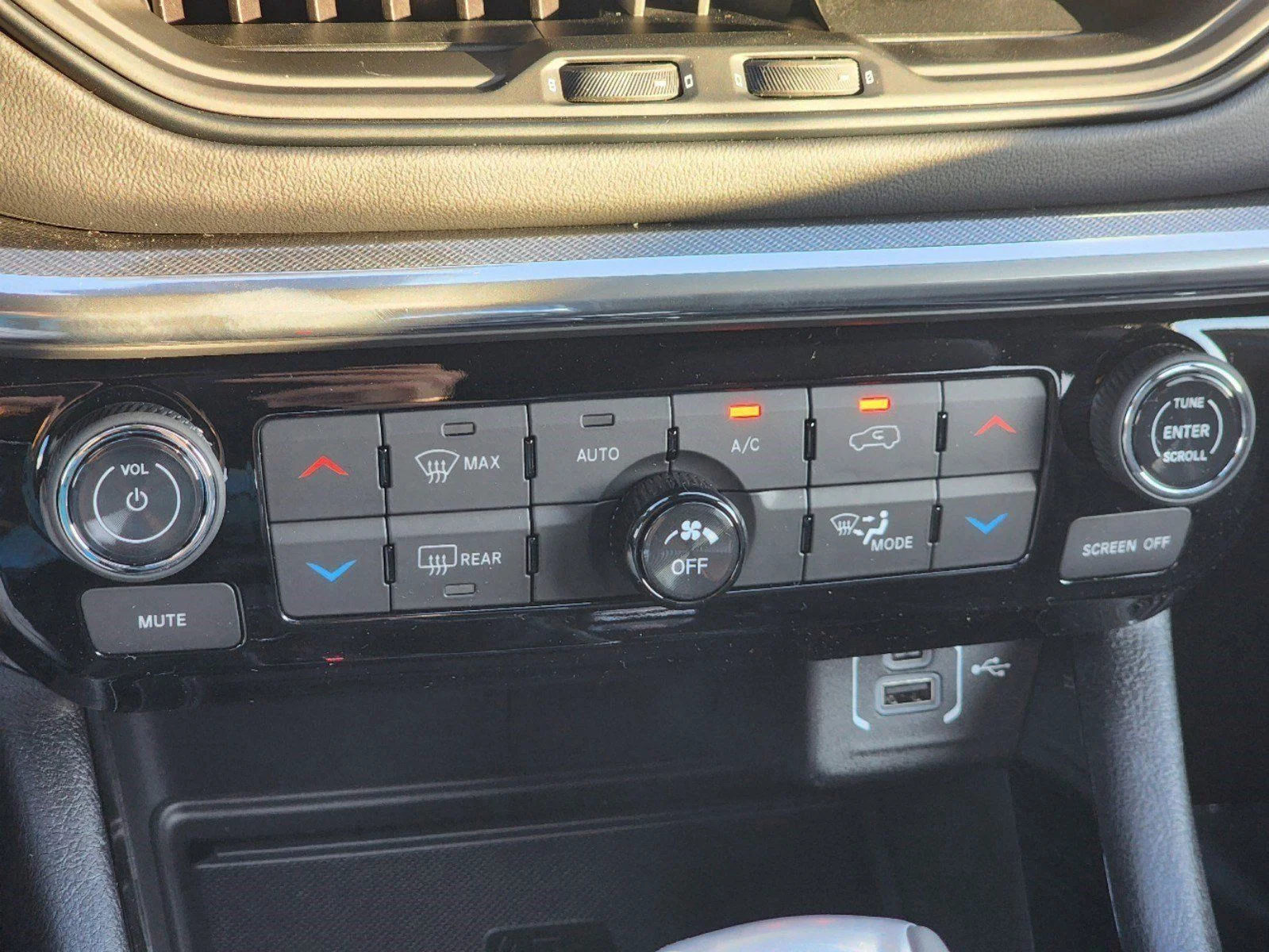 Used 2024 Bright White Clearcoat Jeep Limited image 21