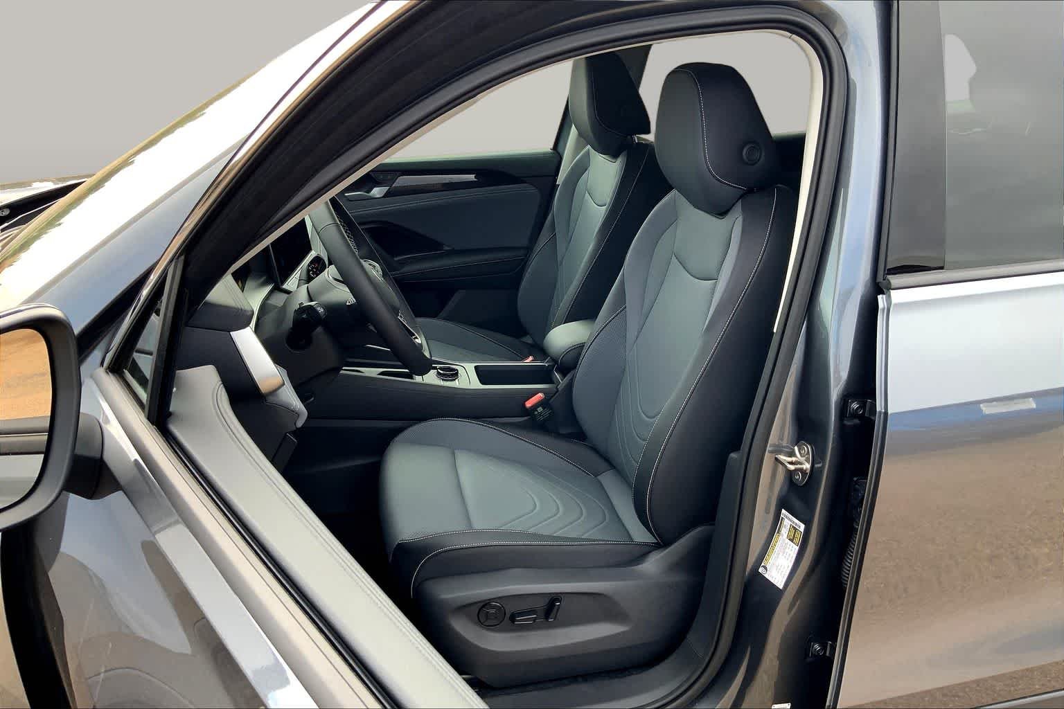 2025 Volkswagen Tiguan SE - Photo 9