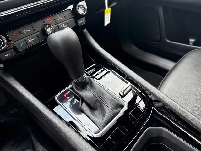New 2026 Diamond Black Crystal Pearlcoat Jeep Latitude image 26
