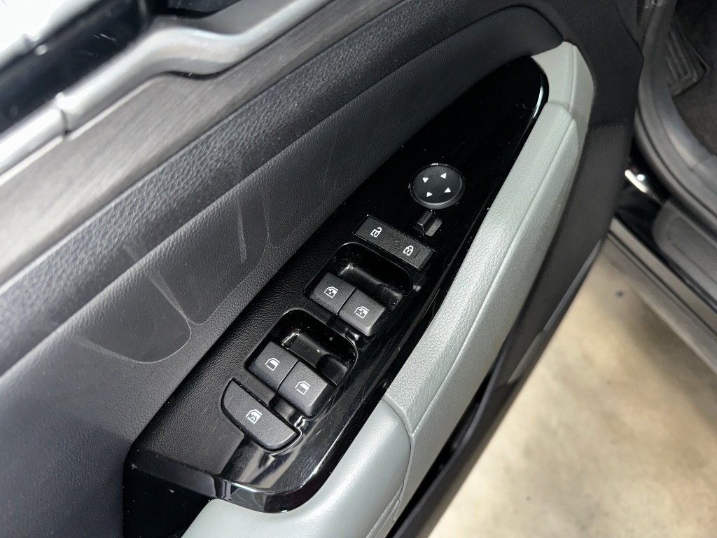Used 2023 Black Kia X-Line image 9