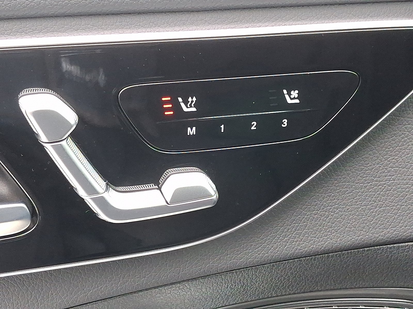 2025 Mercedes-Benz C-Class Sedan C 300 - Photo 23