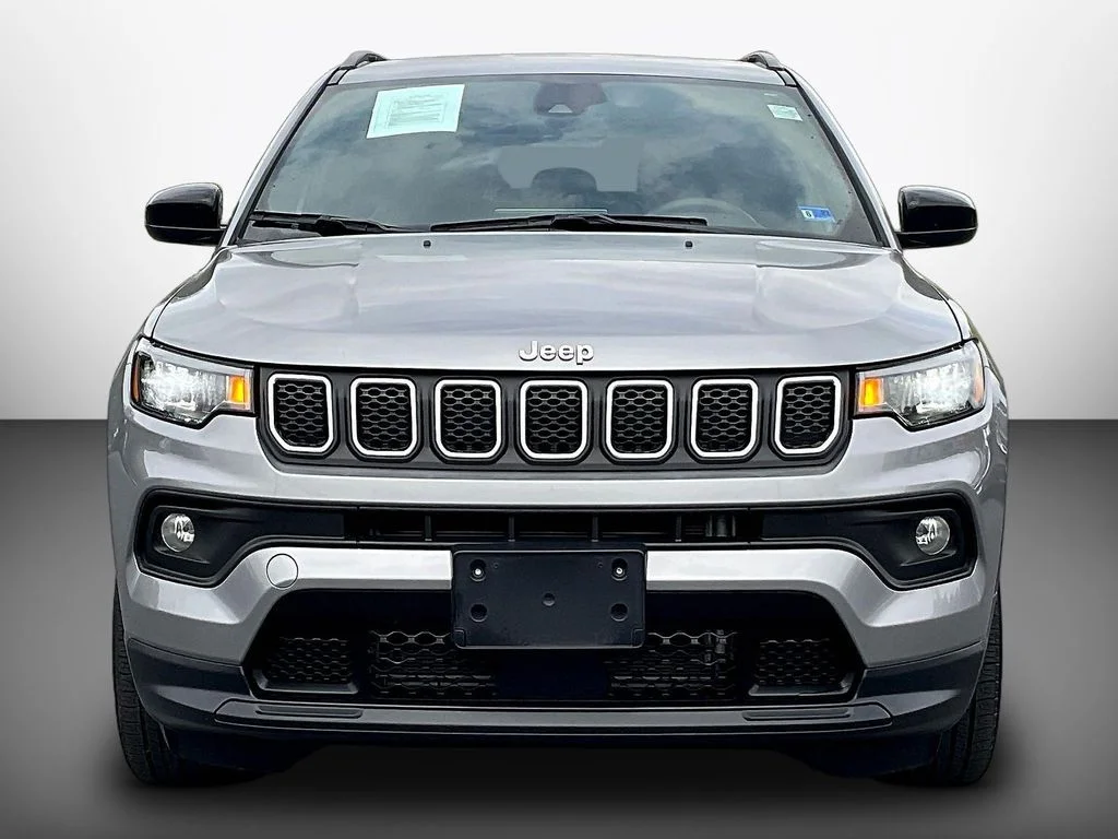 Used 2024 Silver Zynith Metallic Clearcoat Jeep Latitude image 2
