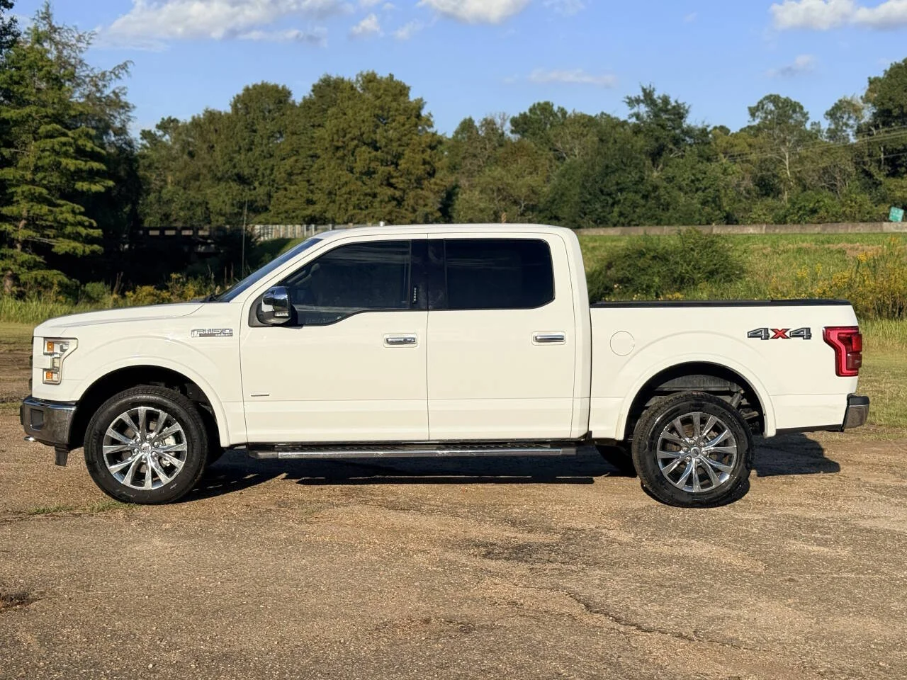Used 2016 White Ford Lariat 4x4 4dr SuperCrew 5.5 ft. SB image 2