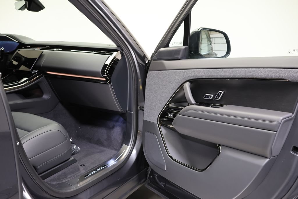 New 2026 Carpathian Grey Land Rover Dynamic SE image 38
