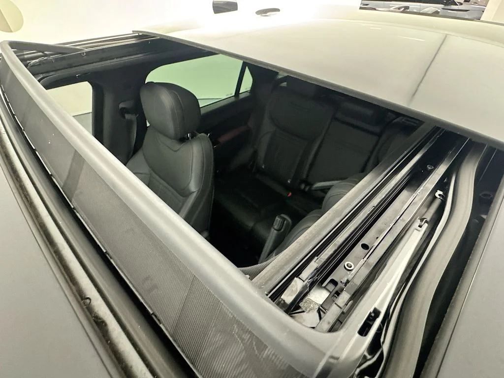 Used 2025 White Land Rover SE image 22