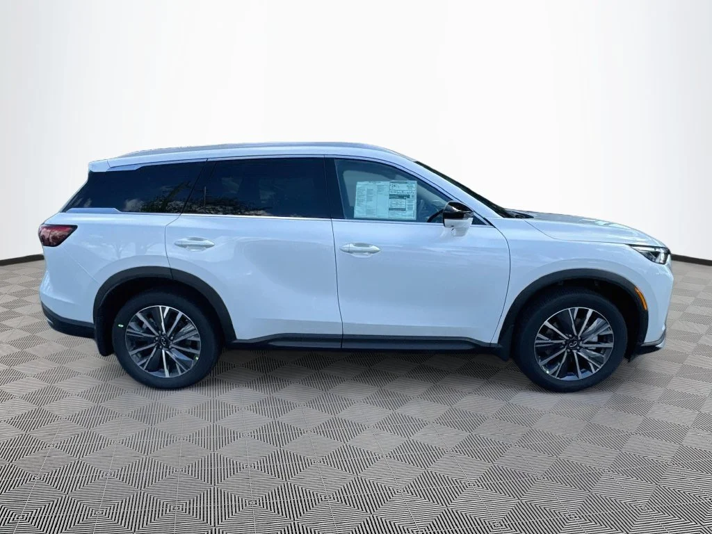 New 2027 White INFINITI LUXE image 4