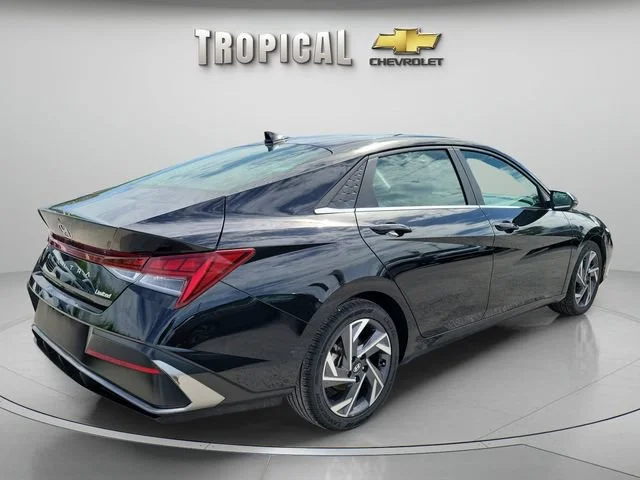 Used 2025 Black Hyundai Limited image 5