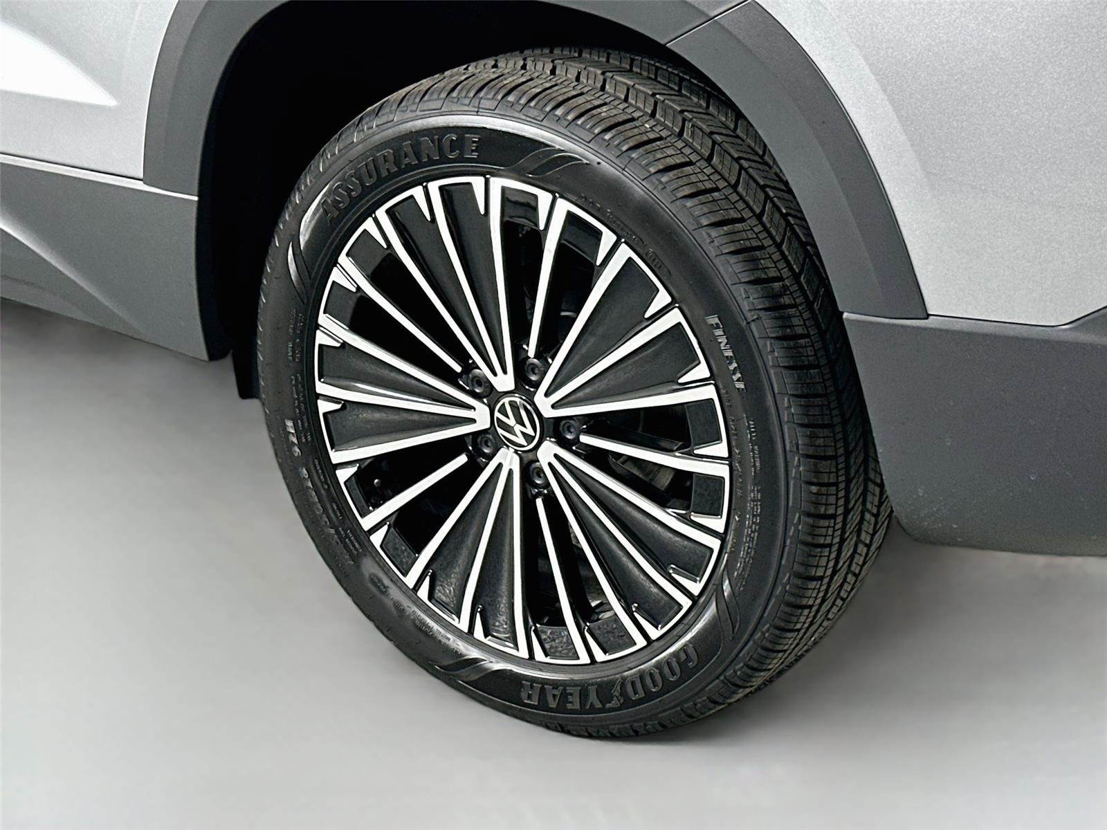 2025 Volkswagen Taos SE - Photo 8