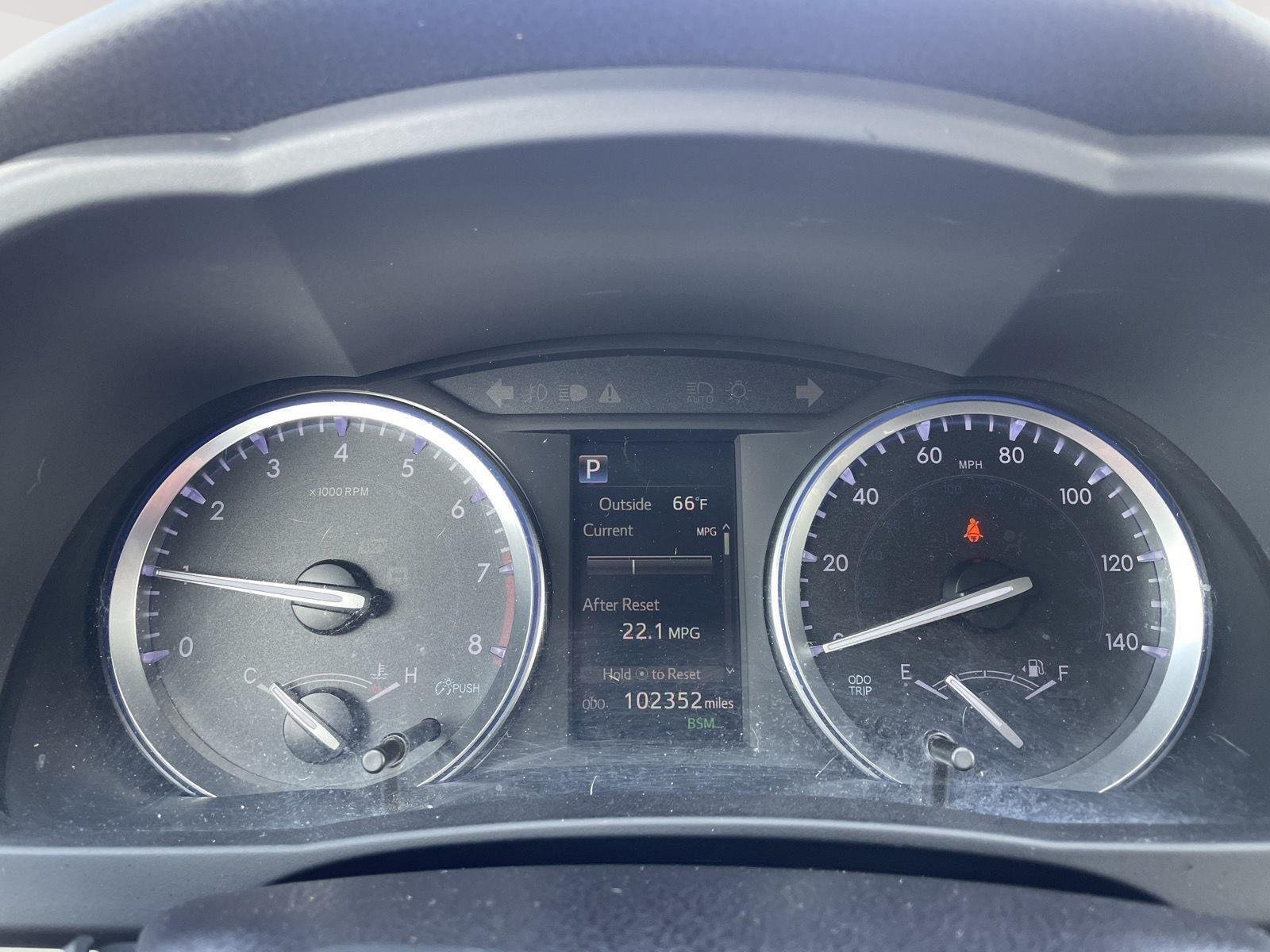 Used 2018 Toyota Highlander XLE with VIN 5TDKZRFH7JS250673 for sale in Kansas City