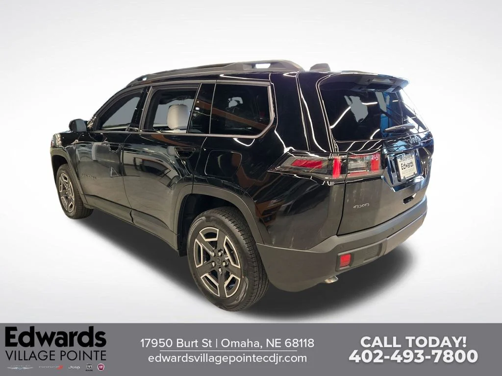 New 2026 Diamond Black Crystal Pearl-Coat Exterior Paint Jeep Limited image 4