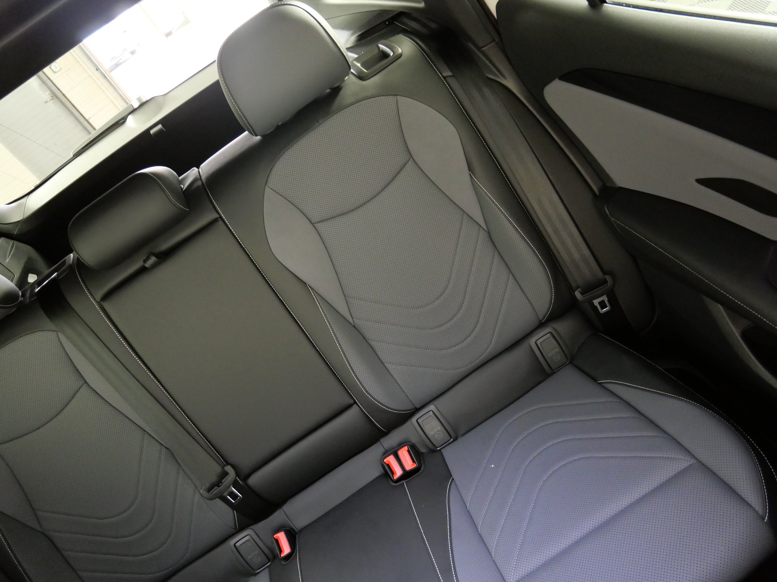 Used 2025 Sandstone Volkswagen SE R-Line Black image 14