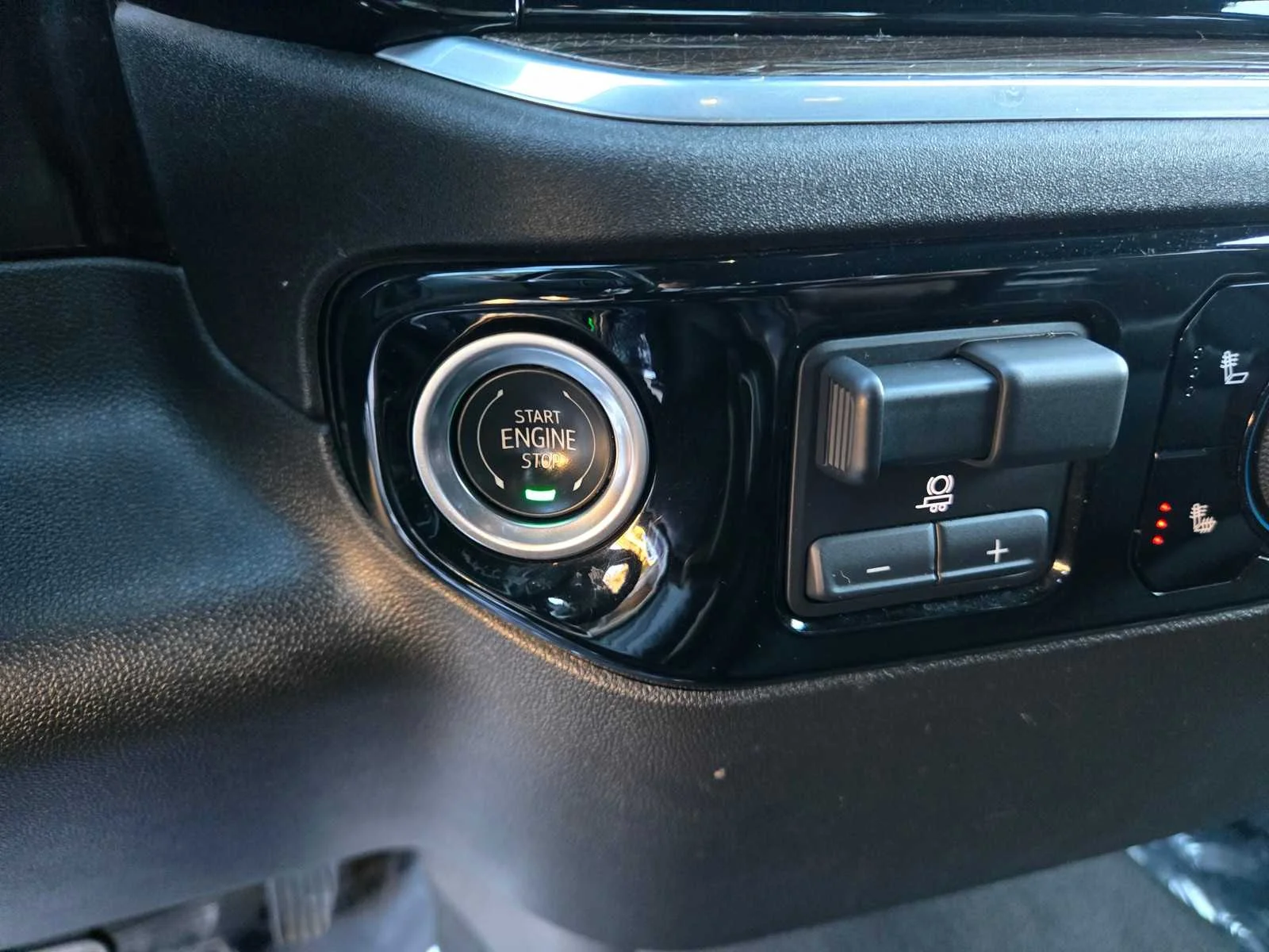 Used 2025 Summit White Chevrolet LT image 18