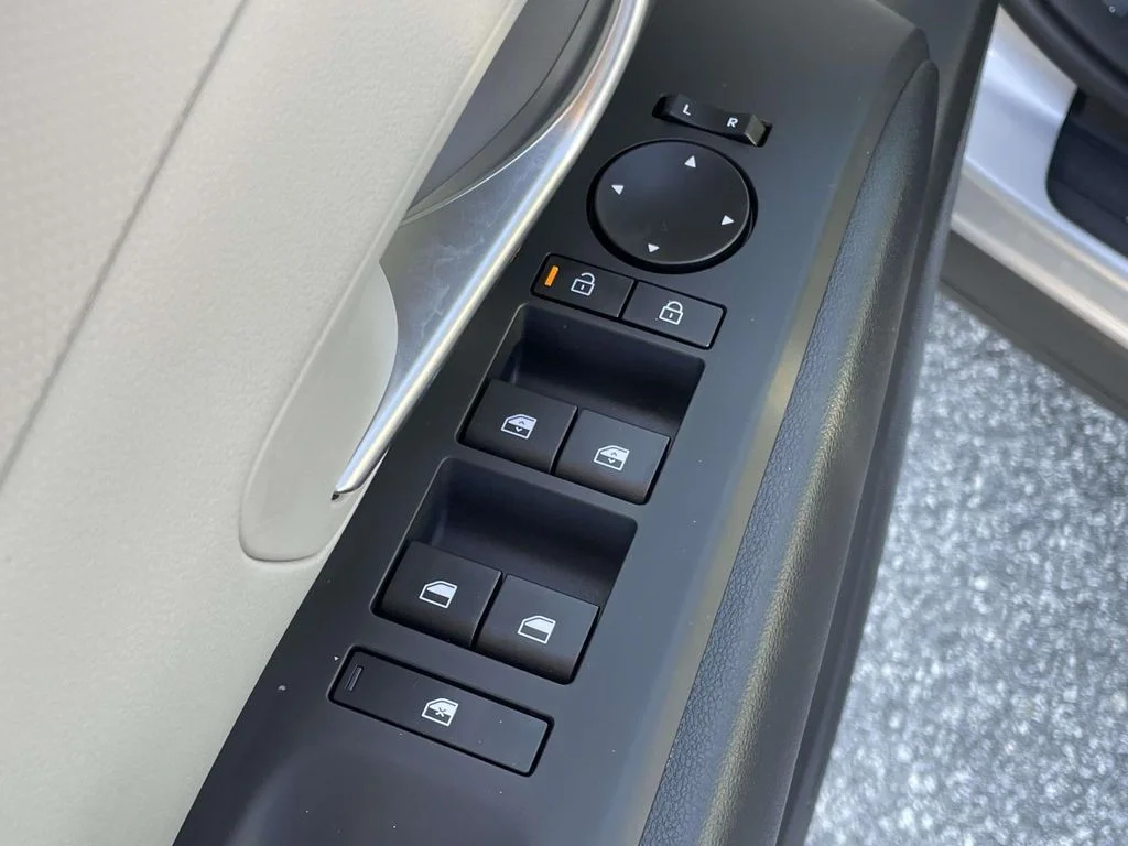Used 2025 Shimmering Silver Hyundai Blue image 6