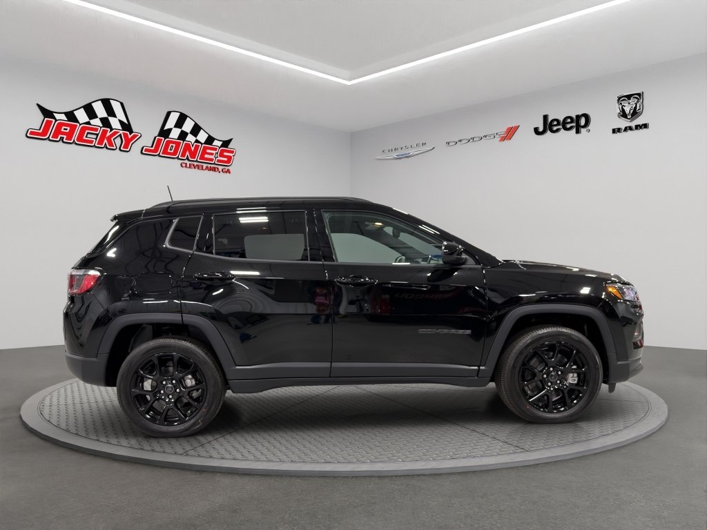 New 2026 Diamond Black Crystal Pearlcoat Jeep Latitude Altitude image 10