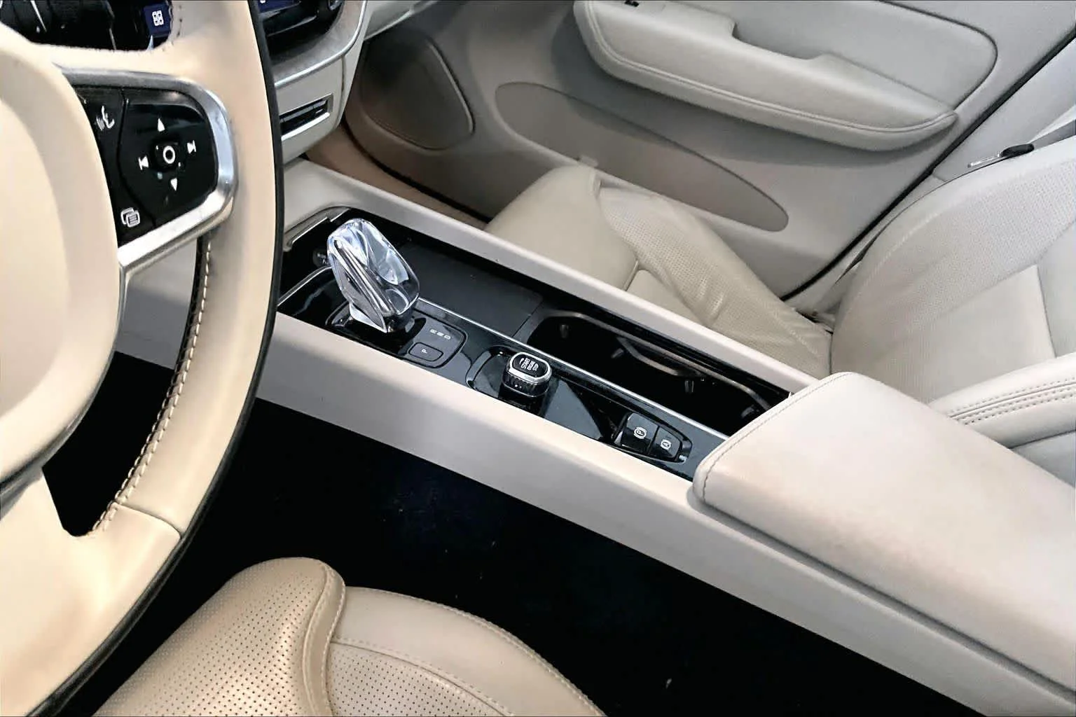 Used 2022 Crystal White Metallic Volvo Inscription image 17