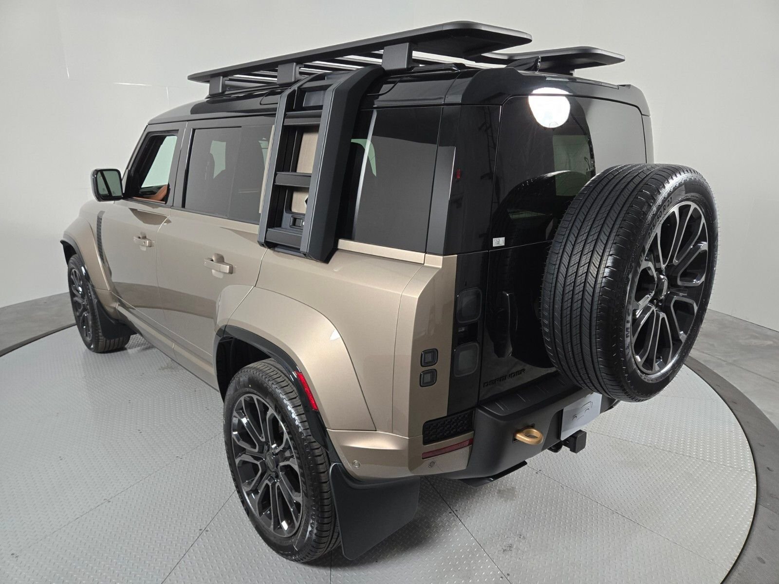 2026 Land Rover Defender OCTA - Photo 17