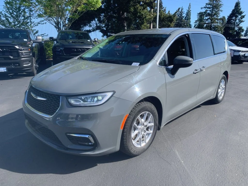2023 Chrysler Pacifica Touring L's photo