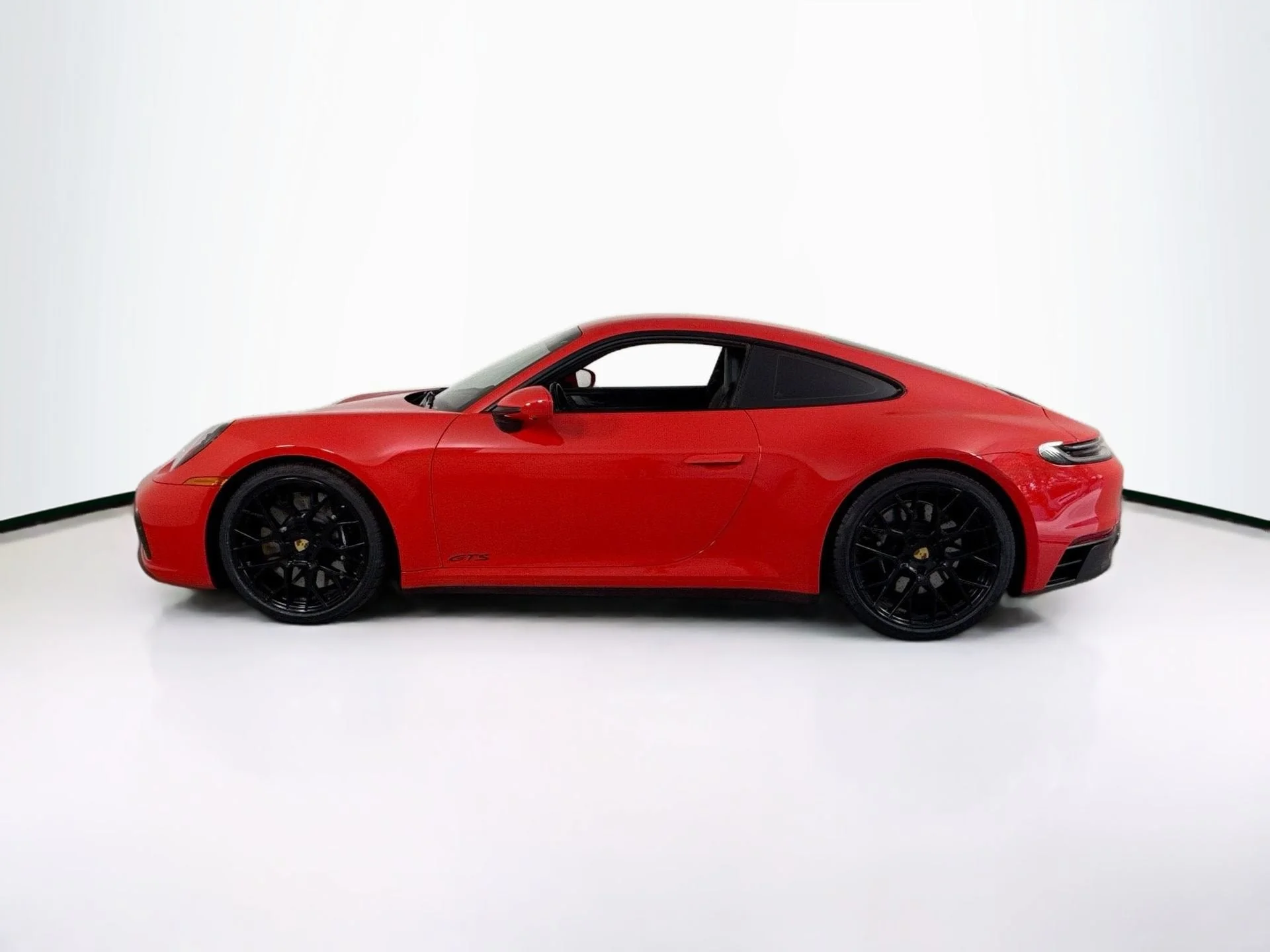 Used 2022 Guards Red Porsche Carrera GTS image 4