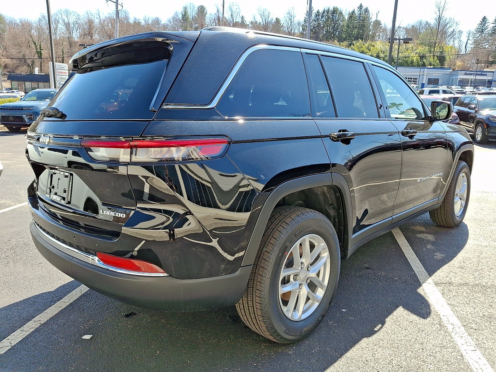 New 2026 Diamond Black Crystal Pearl-Coat Exterior Paint Jeep Laredo image 3