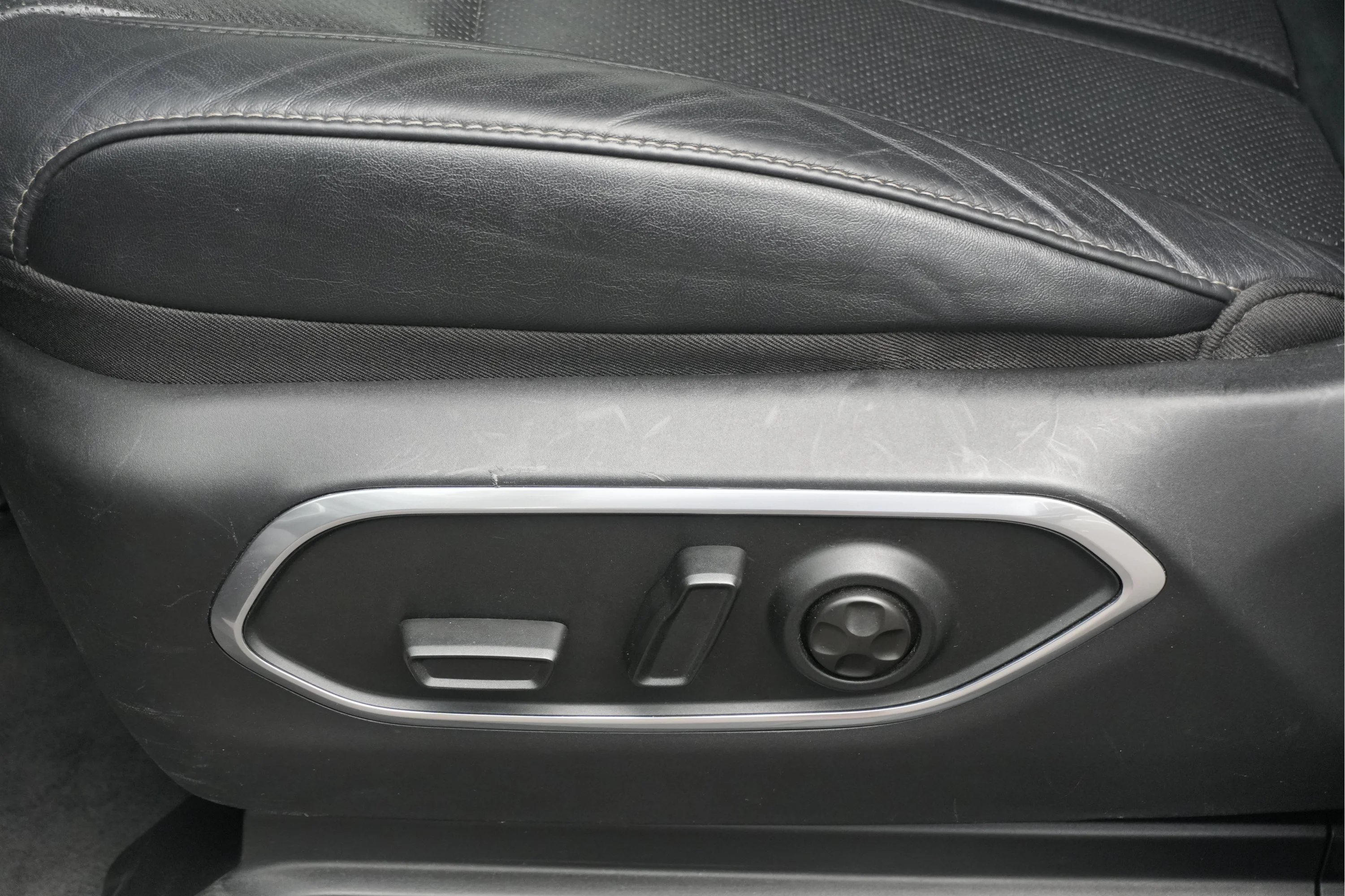 Used 2024 Diamond Black Crystal Pearlcoat Jeep Series II image 15