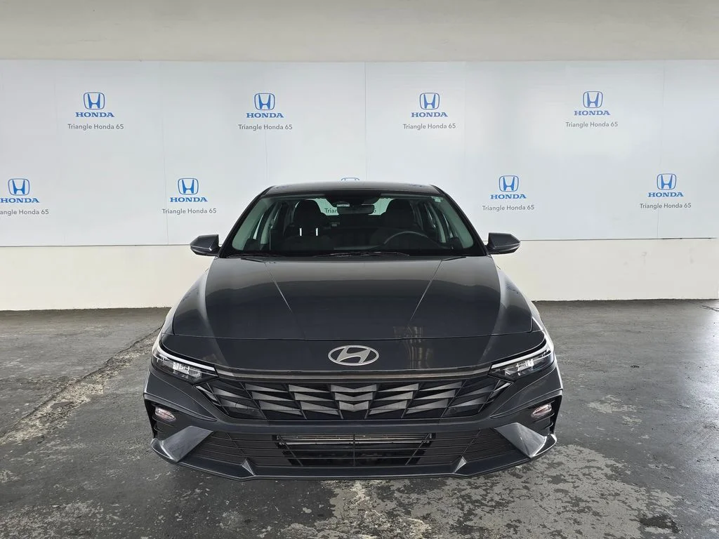 Used 2025  Hyundai SE image 3